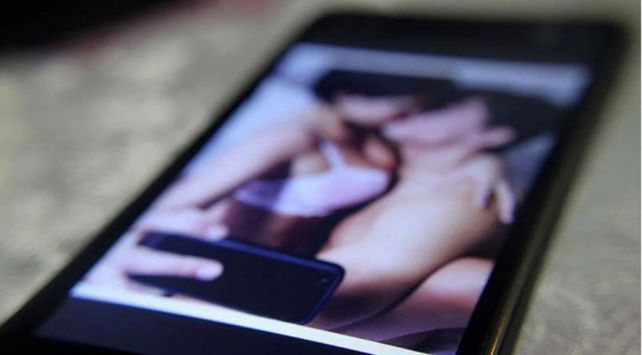 Escrachó a la amante de su marido con fotos subidas de tono