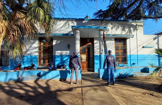 Personal de la Agencia de Control Policial este miércoles en la seccional 15º de Sarmiento y Ameghino.&nbsp;