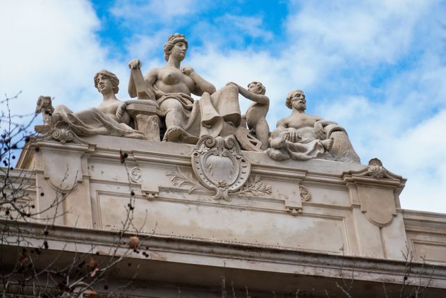 La restauración de la facultad de Ciencias Económicas sacó a la luz un tesoro escondido en el bulevar Oroño