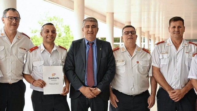 El ministro Fabián Bastia junto a la Federación Santafesina de Asociaciones de Bomberos Voluntarios.
