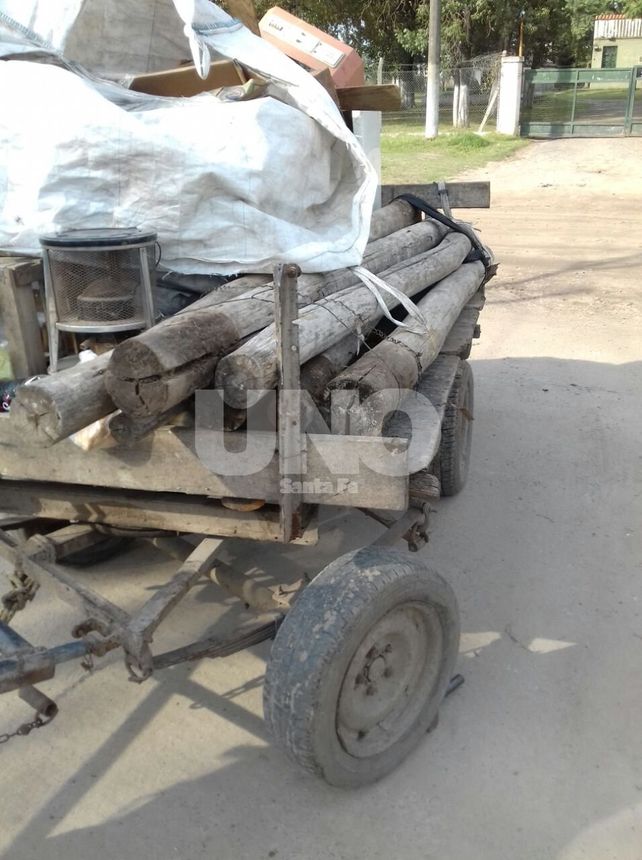 Los ladrones transportaban los postes robados en un carro tirado por un caballo.