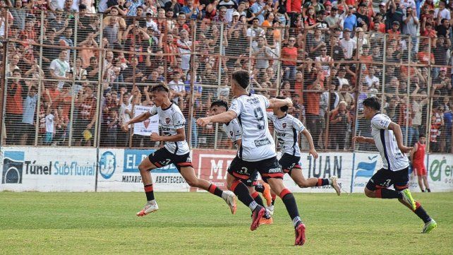 Los jugadores de Patronato festejan el primer gol en el Mutio.