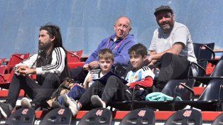Los hinchas de Patronato celebraron el Día del Padre este domingo al mediodía alentando al Santo&nbsp;