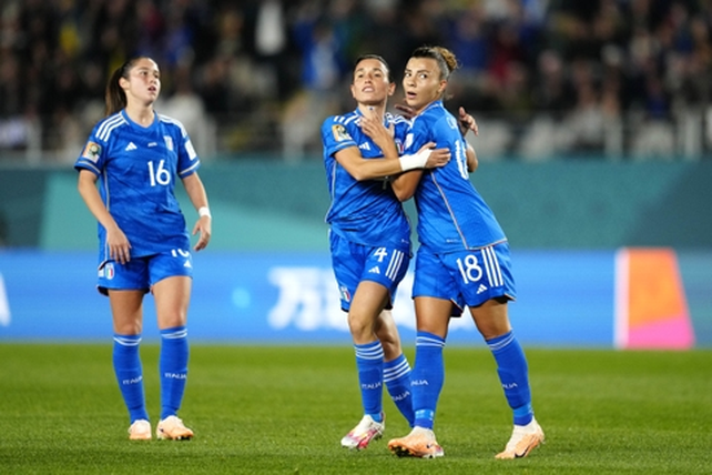 Argentina mostró un crecimiento ante Italia, pero perdió sobre el final 1 a 0 en su debut mundialista