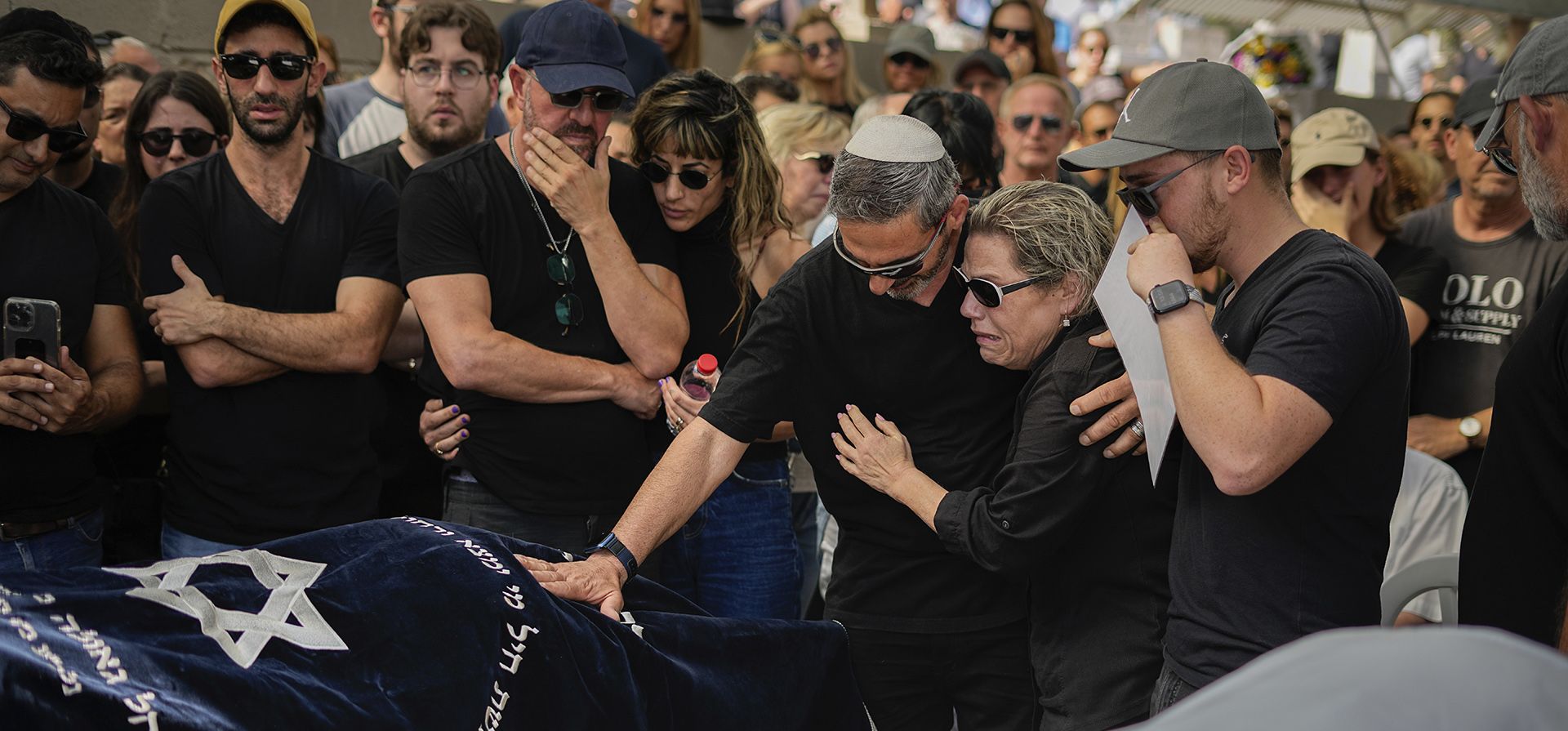 Los dolientes se reúnen en duelo alrededor de los cuerpos de Danielle Waldmann y su compañero Noam Shai durante su funeral en la ciudad de Kiryat Tivon, en el norte de Israel, el jueves 12 de octubre de 2023. La pareja fue asesinada cuando militantes de Hamas arrasaron brutalmente el sur de Israel el pasado sábado. Un ataque sin precedentes y en múltiples frentes contra el país. (Foto AP/Ariel Schalit) Los dolientes se reúnen en duelo alrededor de los cuerpos de Danielle Waldmann y su compañero Noam Shai durante su funeral en la ciudad de Kiryat Tivon, en el norte de Israel, el jueves 12 de octubre de 2023. La pareja fue asesinada cuando militantes de Hamas arrasaron brutalmente el sur de Israel el pasado sábado. Un ataque sin precedentes y en múltiples frentes contra el país. (Foto AP/Ariel Schalit)