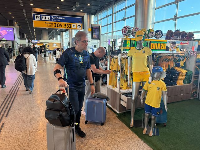 Escala en San Pablo y en el aeropuerto se vive con pasión la Copa del Mundo. Pronto llegará el turno del debut de Argentina.
