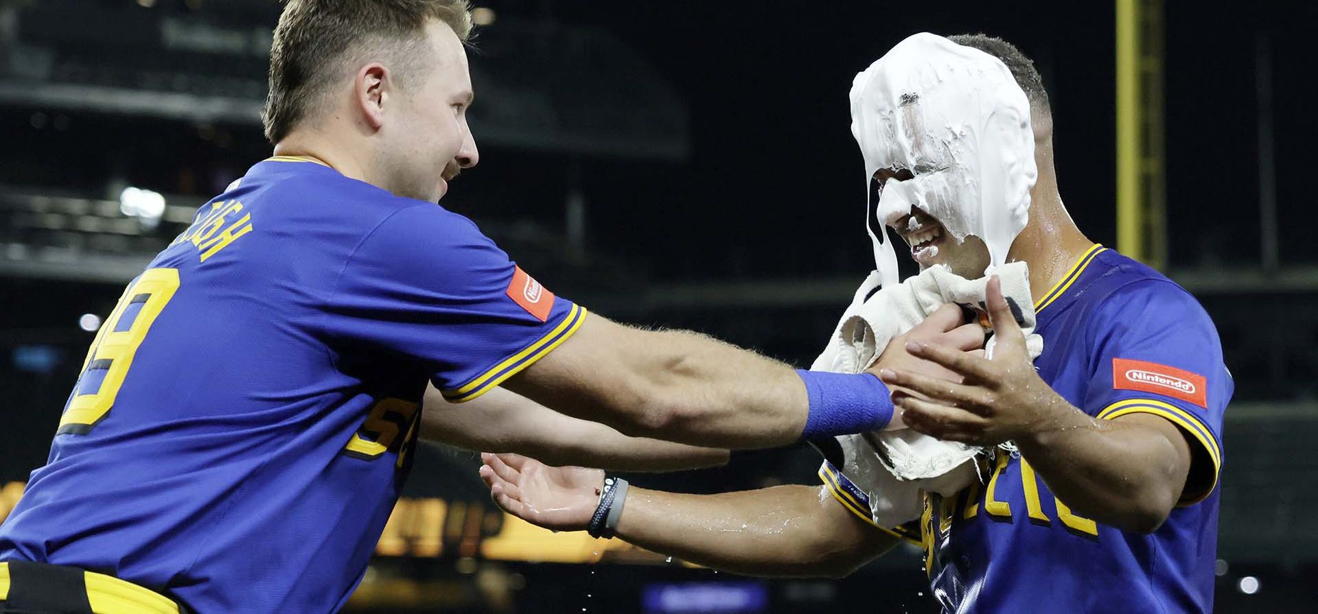 Harry Ford, de los Marineros de Seattle, es rociado con crema de afeitar por Cal Raleigh tras su elevado de sacrificio para dejar en el terreno a los Angelinos de Los Ángeles durante la duodécima entrada de un partido de béisbol el jueves 11 de septiembre de 2025 en Seattle. (Foto AP/John Froschauer) Harry Ford, de los Marineros de Seattle, es rociado con crema de afeitar por Cal Raleigh tras su elevado de sacrificio para dejar en el terreno a los Angelinos de Los Ángeles durante la duodécima entrada de un partido de béisbol el jueves 11 de septiembre de 2025 en Seattle. (Foto AP/John Froschauer)