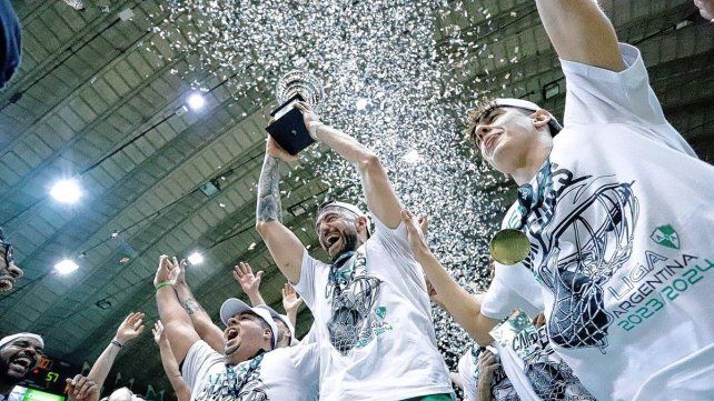 Atenas superó con holgura a Racing de Chivilcoy y cristalizó su regreso a la Liga Nacional.