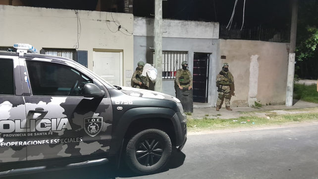 Personal de la TOE en el domicilio donde detuvieron al sospechoso por el crimen del sábado en Echesortu.