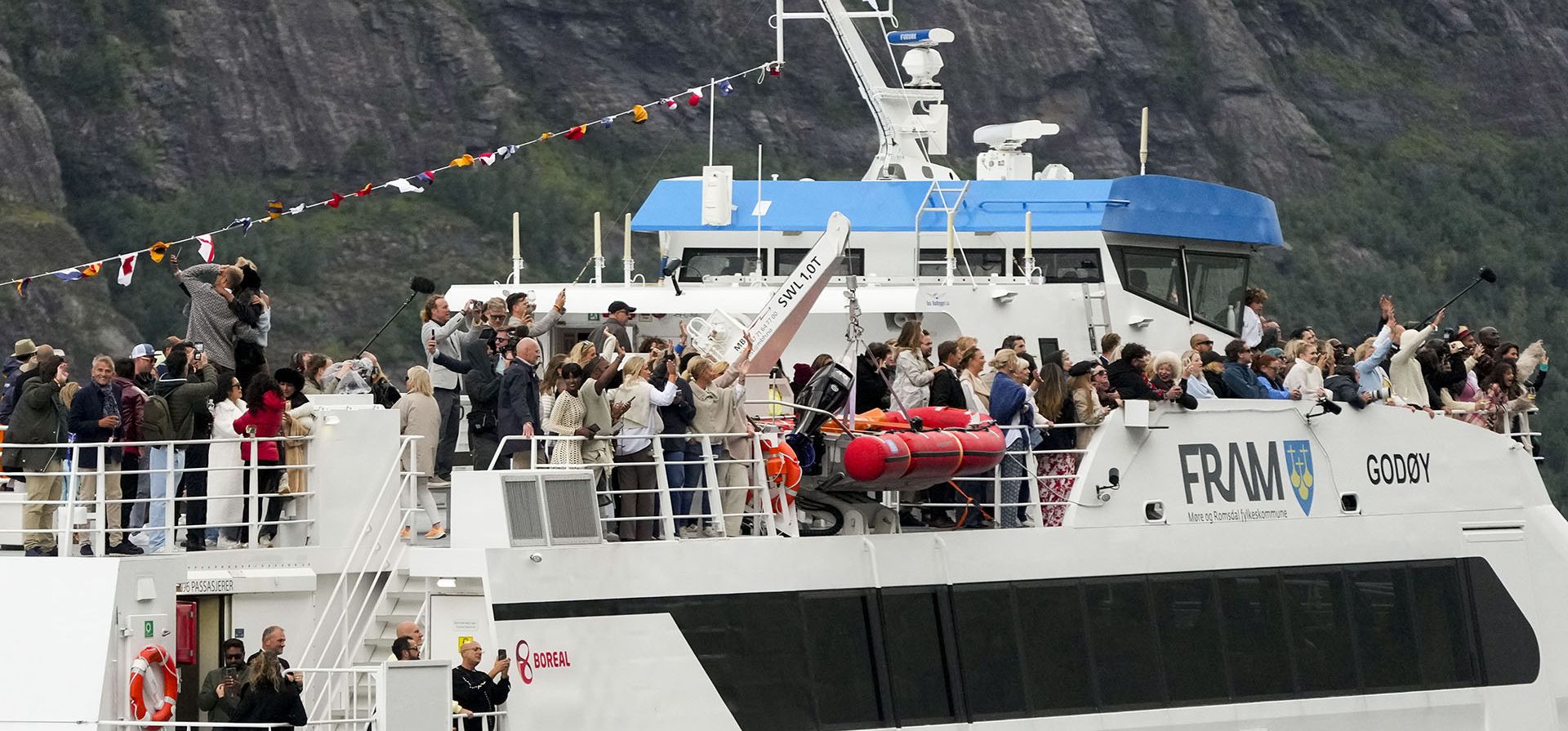 Un barco que transporta a los invitados a la boda desde Alesund hasta Geiranger, Noruega, el viernes 30 de agosto de 2024, pasa junto al Yate Real durante el viaje a la celebración de la boda de la princesa Marta Luisa y Durek Verret el sábado. (Heiko Junge/NTB vía AP) Un barco que transporta a los invitados a la boda desde Alesund hasta Geiranger, Noruega, el viernes 30 de agosto de 2024, pasa junto al Yate Real durante el viaje a la celebración de la boda de la princesa Marta Luisa y Durek Verret el sábado. (Heiko Junge/NTB vía AP)