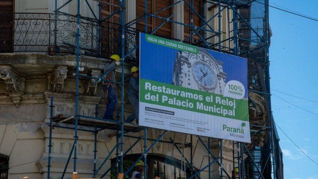 La Municipalidad de Paraná avanza con la puesta en valor del reloj del Palacio municipal.