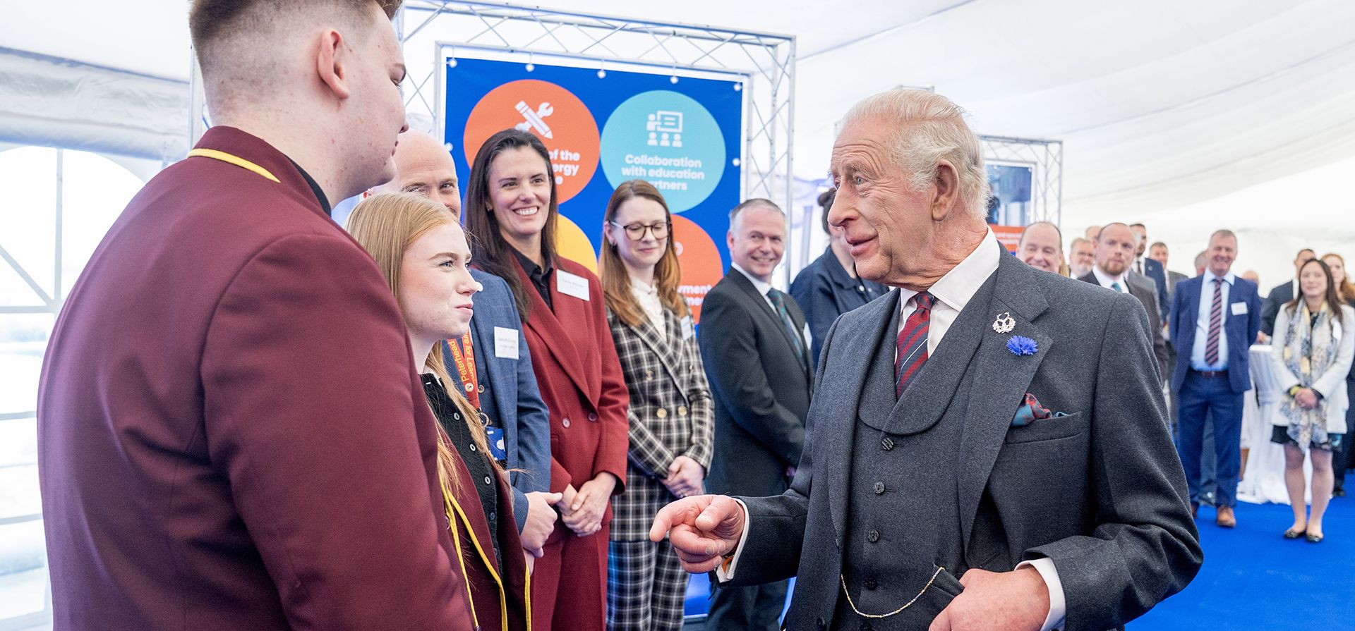 El rey Carlos III conversa con los estudiantes de la Academia Peterhead, durante una visita al puerto de Peterhead, en Aberdeenshire, el martes 22 de septiembre de 2026. El monarca se reunió con organizaciones que forman parte del ecosistema energético local de la zona, el cual contribuye a impulsar la transición del Reino Unido hacia energías limpias y renovables. (Jane Barlow/PA vía AP, Pool) El rey Carlos III conversa con los estudiantes de la Academia Peterhead, durante una visita al puerto de Peterhead, en Aberdeenshire, el martes 22 de septiembre de 2026. El monarca se reunió con organizaciones que forman parte del ecosistema energético local de la zona, el cual contribuye a impulsar la transición del Reino Unido hacia energías limpias y renovables. (Jane Barlow/PA vía AP, Pool)