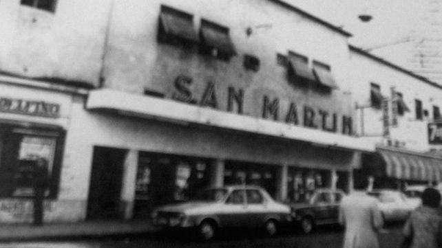 El cine San Martín había abierto en 1950 y estaba en la calle homónima casi Santa Fe. Hoy hay un estacionamiento.