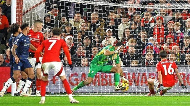 El premio consuelo que obtuvo Dibu Martínez en la Premier League