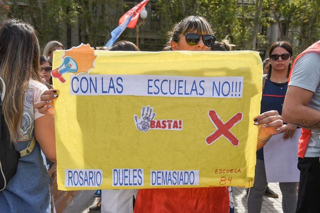 Los maestros rosarinos se movilizaron para exigir que se detengan los ataques contra escuelas