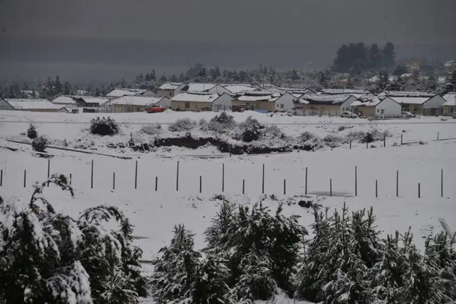 La nieve llegó a la cordillera y cubrió de un manto blanco a la ciudad de Bariloche
