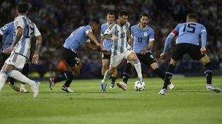 Estuvo bien rodeado. A Lionel Messi lo siguen cuatro jugadores de Uruguay. Argentina va ahora al Maracaná a defender la punta frente a Brasil.