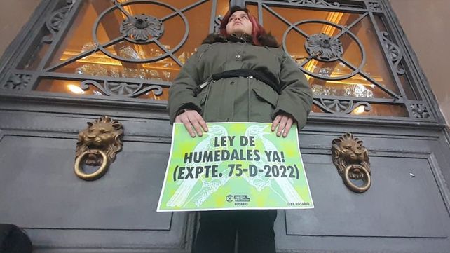 Ley de humedales: militantes ambientalistas se encadenaron en la puerta de Gobernación
