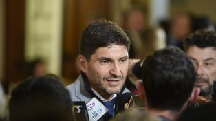 La mejora del riesgo país tras las elecciones puede darle al gobernador Maximiliano Pullaro el endeudamiento por 1.000 millones de dólares