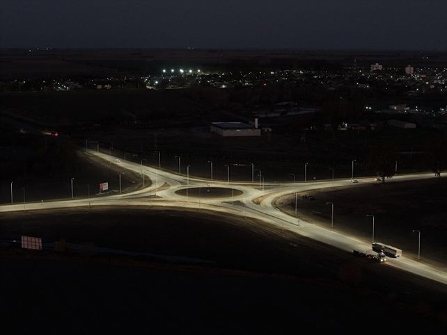 Departamento San Martín: Pullaro entregó viviendas e inauguró una rotonda sobre dos rutas provinciales