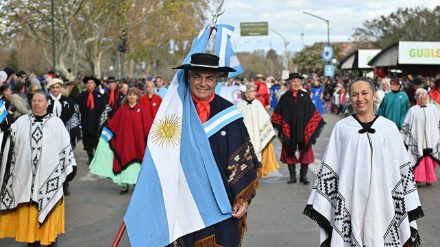 Unos 500 efectivos de las fuerzas de seguridad marcharon por la costanera de Gualeguaychú. El desfile contó con la participación de actores de la sociedad civil