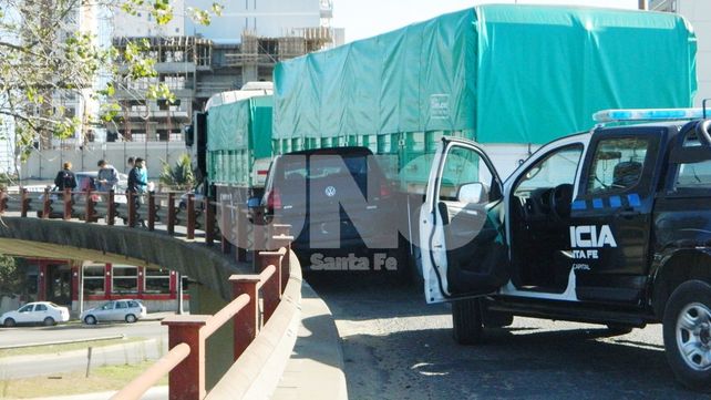 Se salvó de milagro: un camión cerró a un auto en el acceso a la avenida Alem