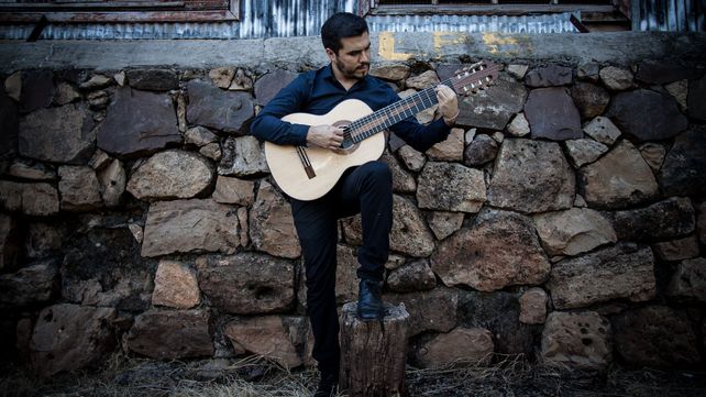 El guitarrista Augusto Ayala sigue afinando sus proyectos durante la cuarentena