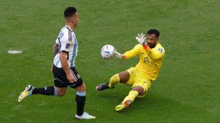 Lautaro Martínez define ante el arquero de Arabia Saudita, pero en posición adelantada. En cuatro partidos la selección cayó 16 veces en offside.