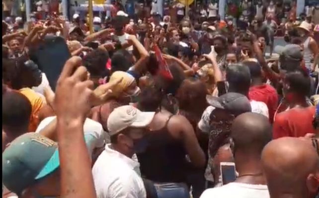 Imagen de las protestas históricas del 11 de julio tomada por un manifestate. Muchas autores de esta clase de imágenes han sido detenidos.