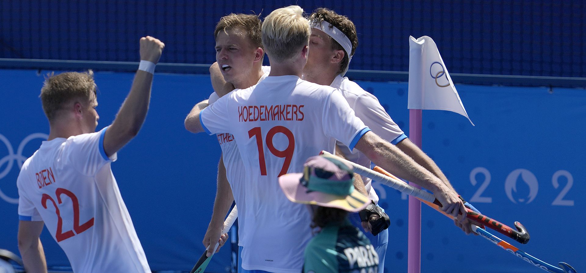 El holandés Thijs Van Dam, en el centro, celebra con sus compañeros de equipo tras anotar el segundo gol de su equipo durante el partido de hockey sobre césped masculino entre Gran Bretaña y Holanda en el Estadio Yves-du-Manoir, en los Juegos Olímpicos de Verano de 2024, el martes 30 de julio de 2024, en Colombes, Francia. (Foto AP/Anjum Naveed) El holandés Thijs Van Dam, en el centro, celebra con sus compañeros de equipo tras anotar el segundo gol de su equipo durante el partido de hockey sobre césped masculino entre Gran Bretaña y Holanda en el Estadio Yves-du-Manoir, en los Juegos Olímpicos de Verano de 2024, el martes 30 de julio de 2024, en Colombes, Francia. (Foto AP/Anjum Naveed)