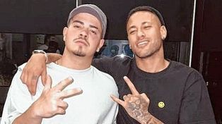 Neymar se mostró en su casa de fiesta con el cantante brasileño Jottape, luego de sufrir una grave lesión en un tobillo.