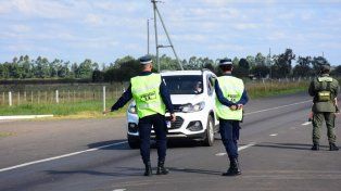 La cédula verde es el único documento válido para que otra persona pueda conducir tu auto, que puede física o digital.