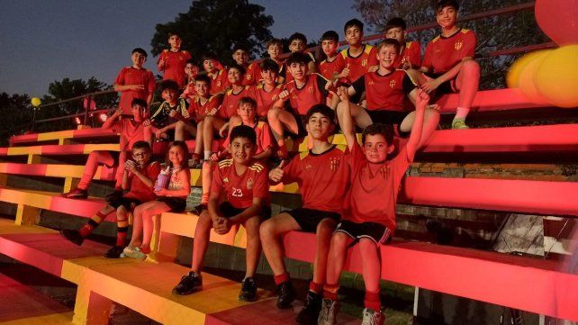 Los chicos de Neuquén festejan sobre la Tribuna Campeones