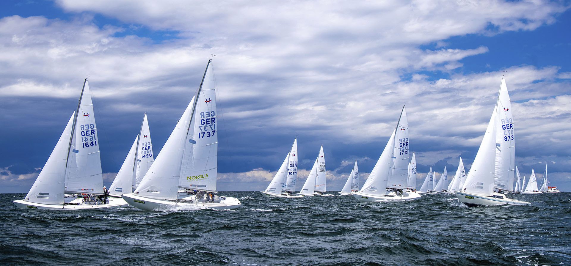 Equipos de vela comienzan la primera carrera de clasificación del Campeonato Mundial de H-Boat durante el Warnemuender Woche en el Mar Báltico en Warnemuende cerca de Rostock, Alemania, el martes 5 de julio de 2022. Los organizadores esperan alrededor de 450 barcos de 20 países en la competencia de vela.