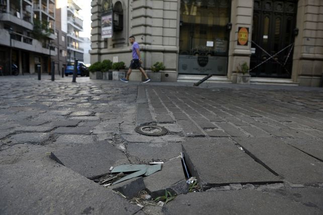 Problemas por doquier. Las veredas y las calzadas aledañas al centenario edificio presentan hundimientos y roturas. Los pretiles están caídos.