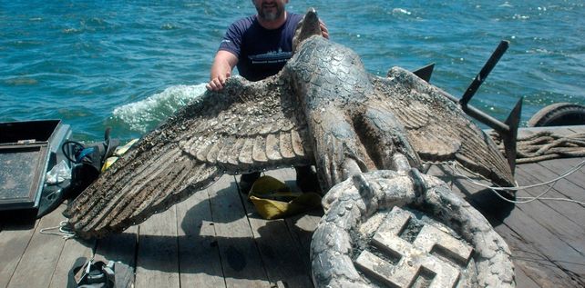 El águila con la esvástica entre sus garras