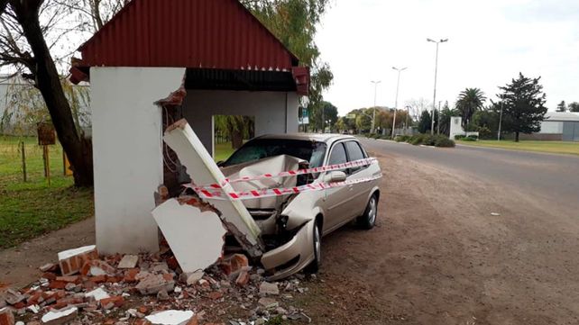 En medio de una intensa niebla, automóvil se incrustó en una garita