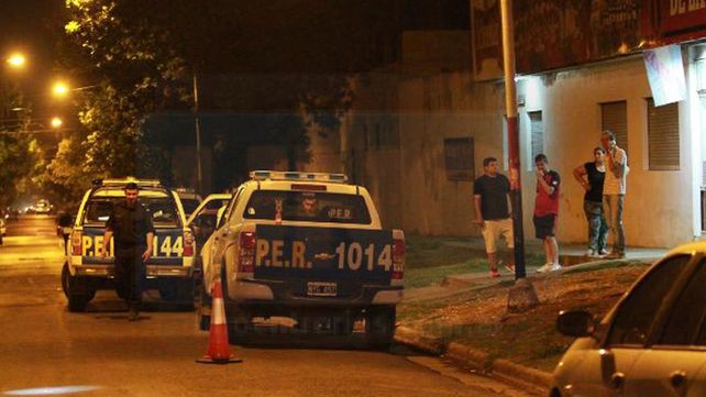 Móviles policiales de la comisaría cuarta acudieron al club.&nbsp;