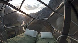 En el hotel más escalofriante del mundo, las habitaciones cuelgan de la montaña