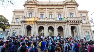 Trabajadores del hospital Laura Bonaparte de salud mental resisten su cierre y denuncian plan del gobierno de cerrar seis de los ocho hospitales nacionales
