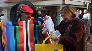 Nueva campaña en la peatonal para reducir el uso de bolsas de plástico
