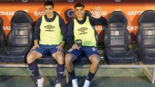 Luca Martínez Dupuy estuvo en el banco en el partido ante Estudiantes, pero no sumó minutos.