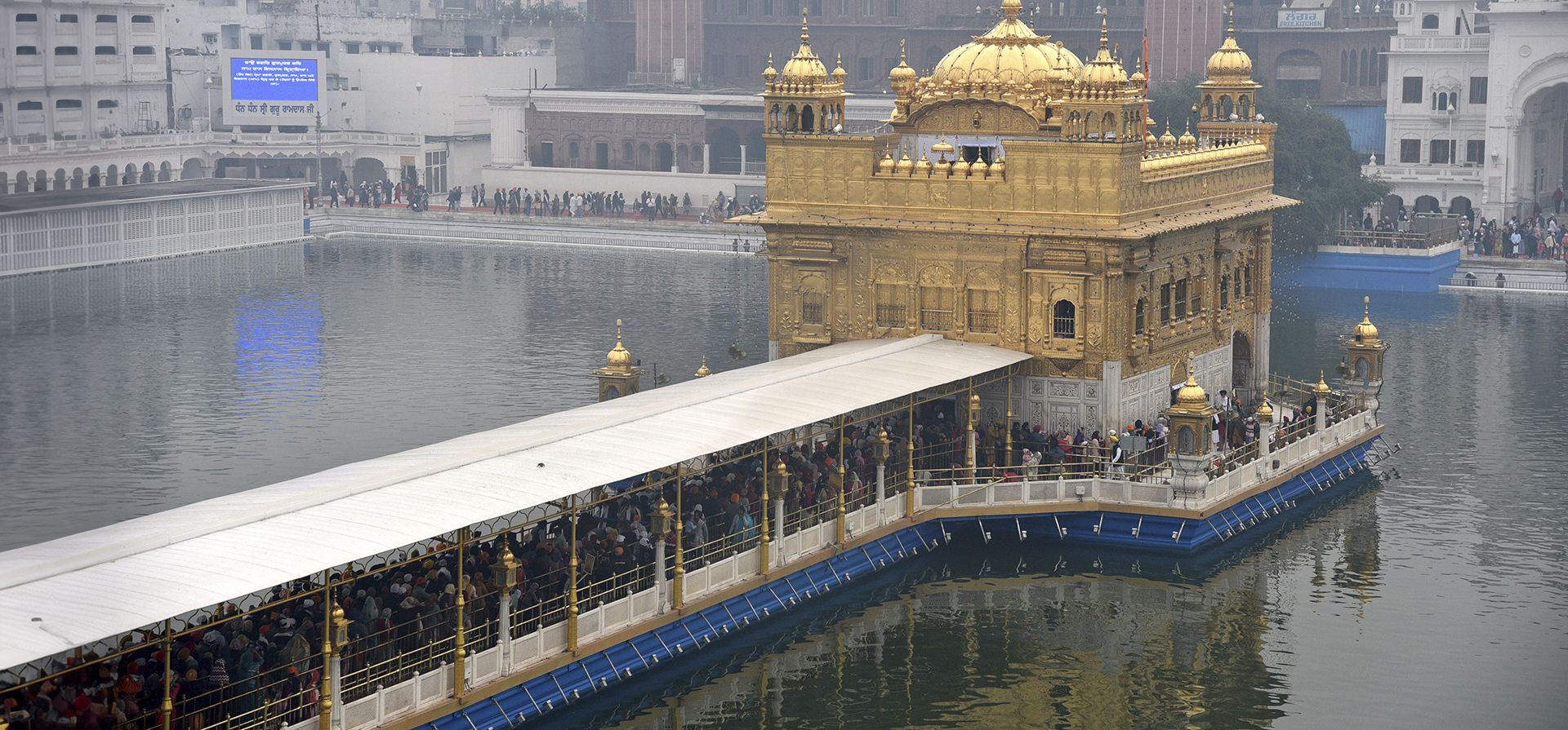 Devotos sikhs esperan en una cola para rendir homenaje en el Templo Dorado, el santuario más sagrado de los sikhs, en el aniversario del nacimiento de Guru Nanak, el primer gurú sikh y fundador del sijismo, en Amritsar, India, el lunes 27 de noviembre de 2023. ( Foto AP/Prabhjot Gill) Devotos sikhs esperan en una cola para rendir homenaje en el Templo Dorado, el santuario más sagrado de los sikhs, en el aniversario del nacimiento de Guru Nanak, el primer gurú sikh y fundador del sijismo, en Amritsar, India, el lunes 27 de noviembre de 2023. ( Foto AP/Prabhjot Gill)