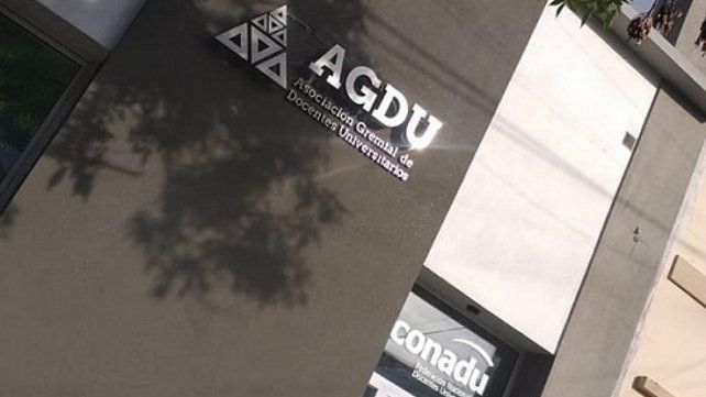 Docentes universitarios acordaron una suba del 12% hasta marzo