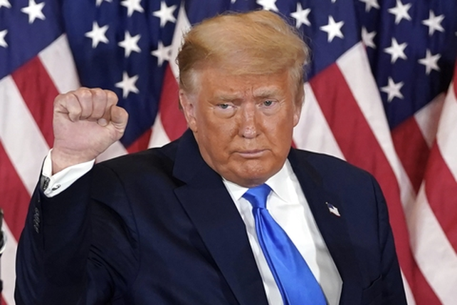 Trump mantiene una actitud desafiante ante las acusaciones judiciales en su contra.