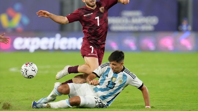 Juani Sforza va con todo al piso cortando el avance vinotinto.