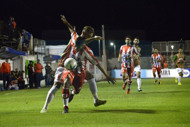 Atlético Paraná empató y quedó último en la zona