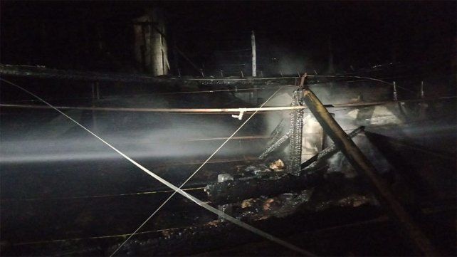 El incendio ocurrió el martes por la noche en un establecimiento ubicado a la altura del kilómetro 4 de la ruta provincial 23