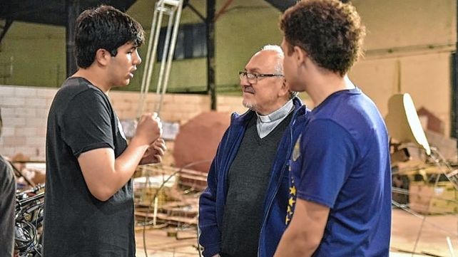 Obispo de Gualeguaychú visitó a estudiantes carroceros