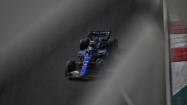 Franco Colapinto y el Williams en la inmensidad de Yas Marina. La Fórmula 1 cierra el año en Abu Dhabi.